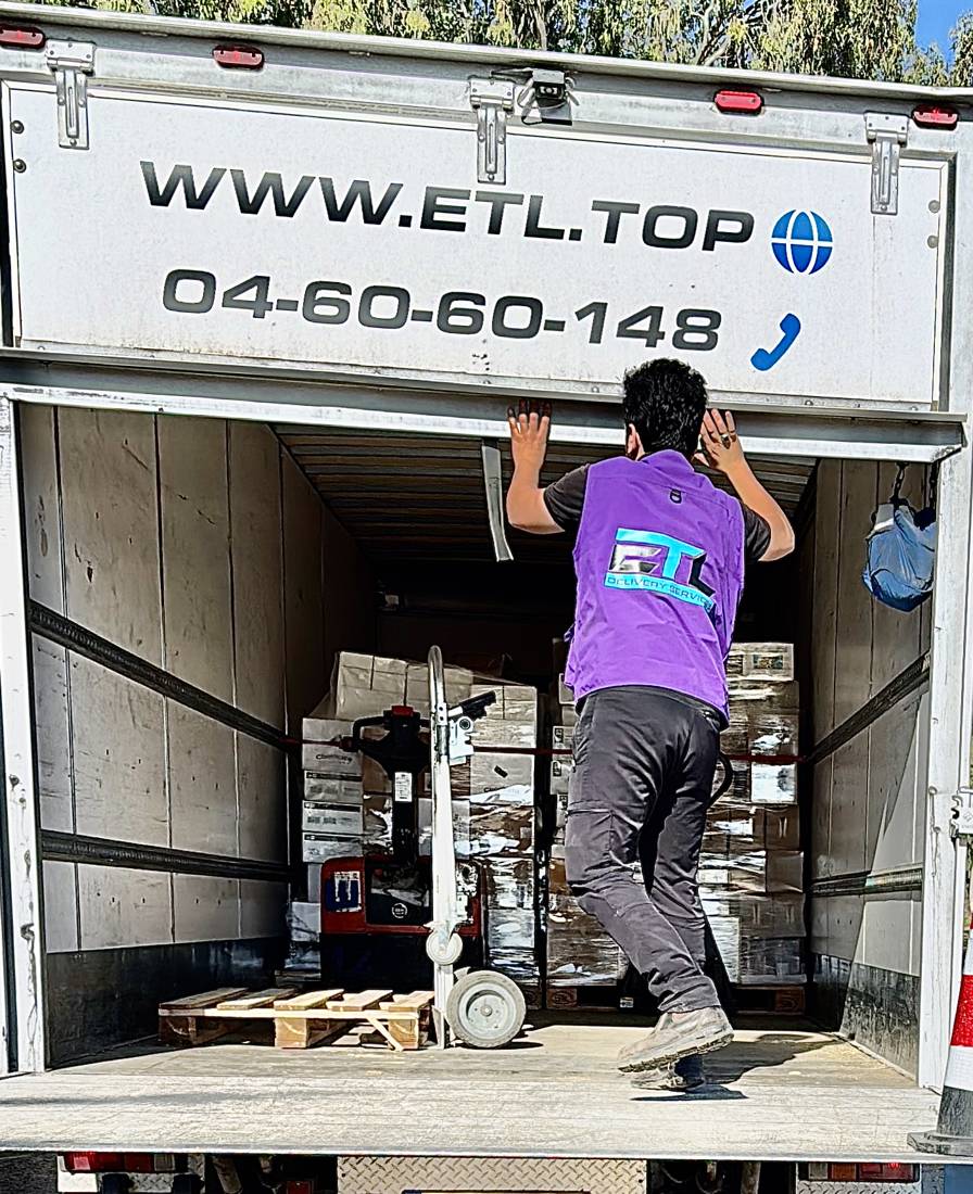 ETL פתרונות שילוח והפצה לעסקים – עובד מעמיס משאית